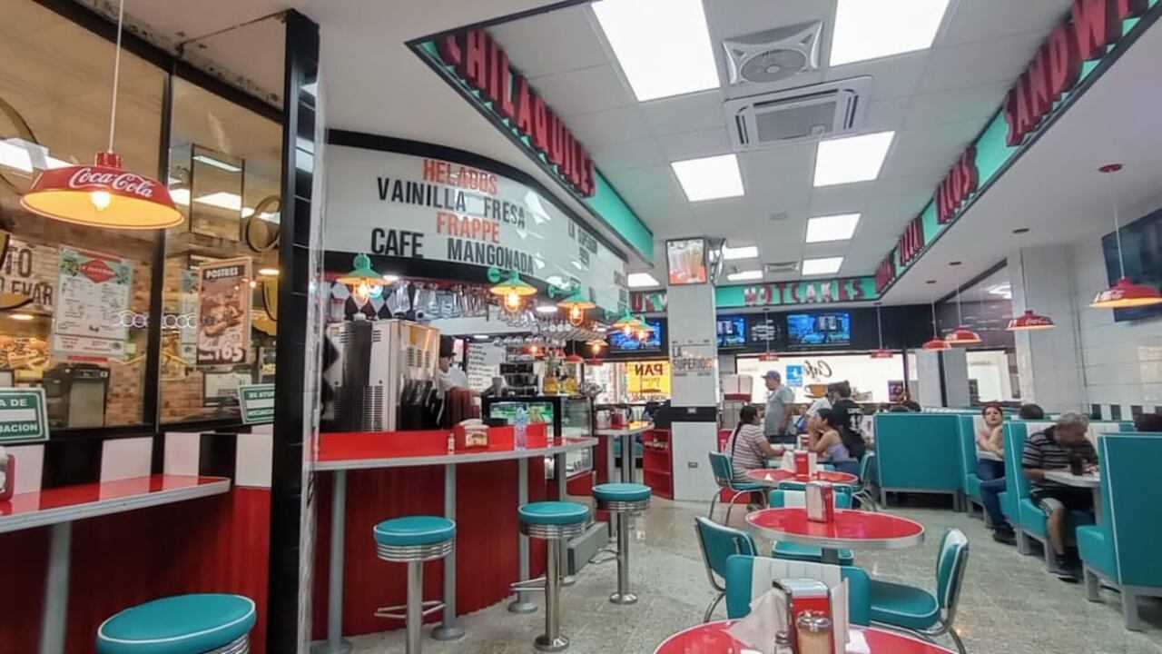 La decoración recuerda las cafeterías americanas de los años 50 y 60.