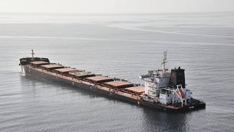 Irán amenaza con interrumpir el transporte marítimo en tres vías importantes si continúa el bloqueo de Estados Unidos