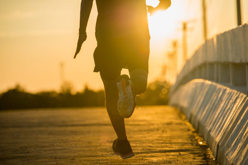 Correr es uno de los deportes más populares del mundo, y el número de personas que realizan esta actividad continúa en aumento. Foto: Freepik.