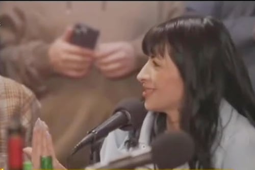 Video: Expulsan a reportero de ‘Sale el sol’ de conferencia de Cazzu; ¿qué preguntó?