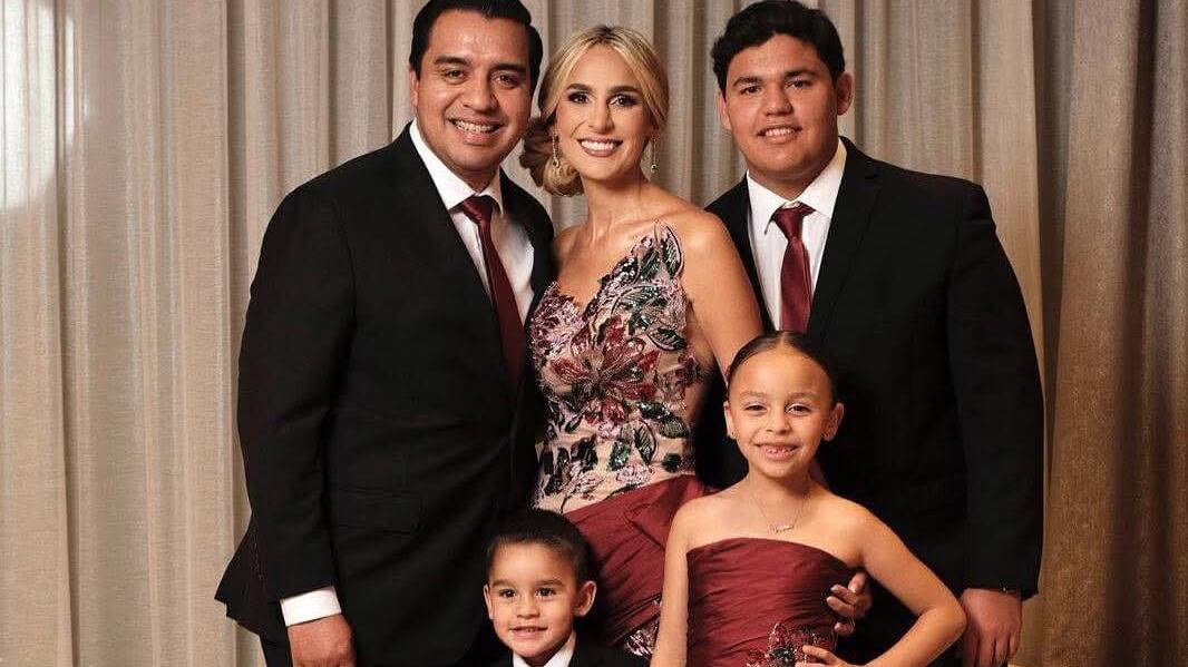 El alcalde posó antes del Grito con toda su familia.