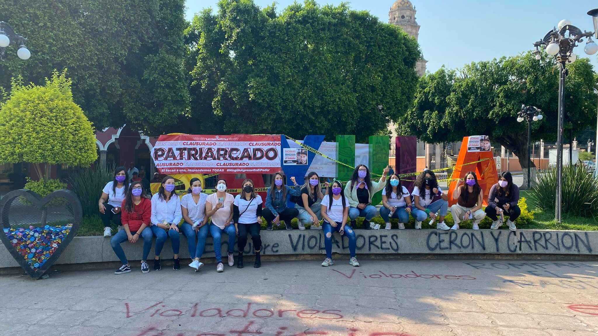 Las Paritaristas acudieron a manifestarse a la presidencia municipal por el caso de agresión sexual, presuntamente realizado por un funcionario.