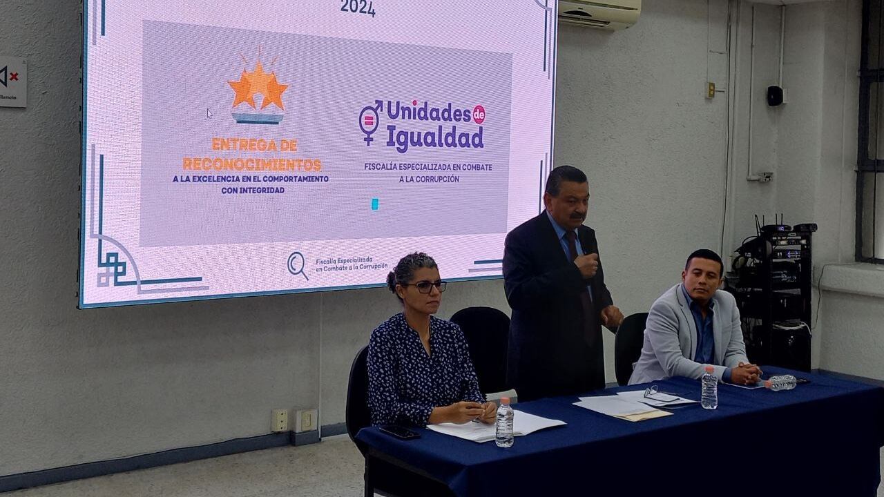 La Fiscalía Anticorrupción presumió que durante cuatro años el personal de la institución ha sido capacitado con más de 600 cursos en temas de igualdad de género y prevención de violencias, lo que se traduce en qué 98% de los servidores públicos han tomado una capacitación con respecto a estos temas.