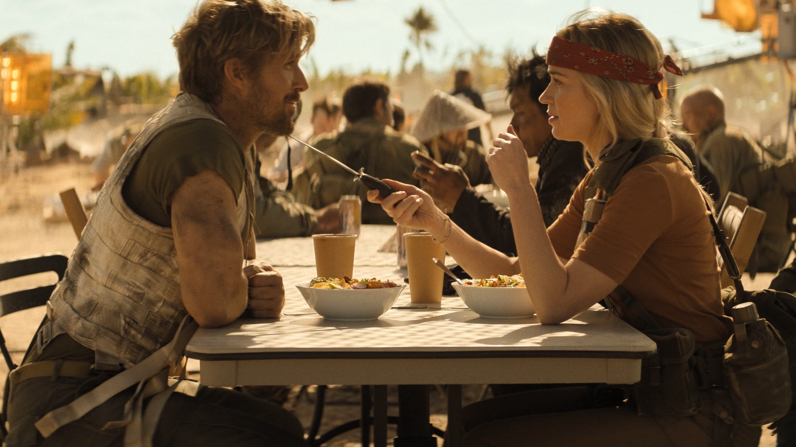 Emily Blunt y Ryan en la película Profesión Peligro