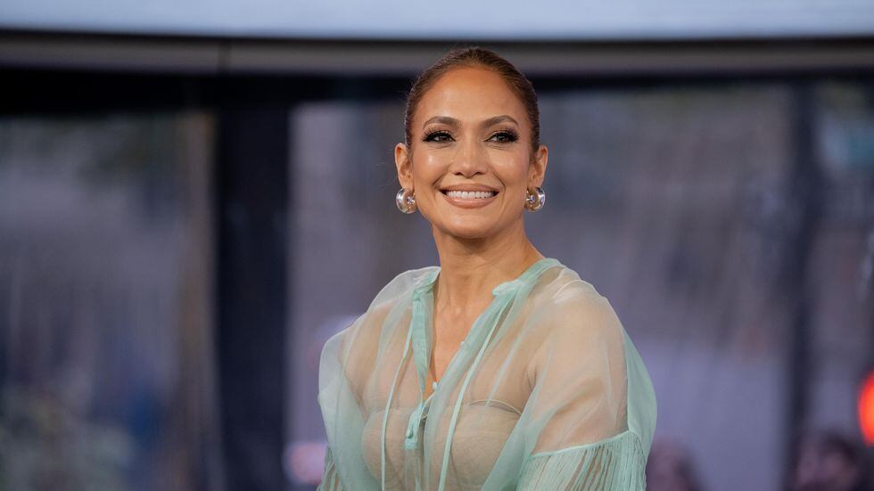 Jennifer Lopez usa o jeans definitivo que fica bem em todas as idades; confira e copie o look