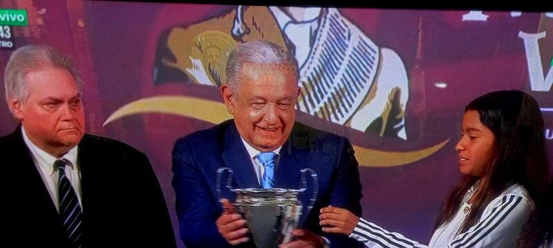 Los chicos deportistas entregaron la copa al presidente.