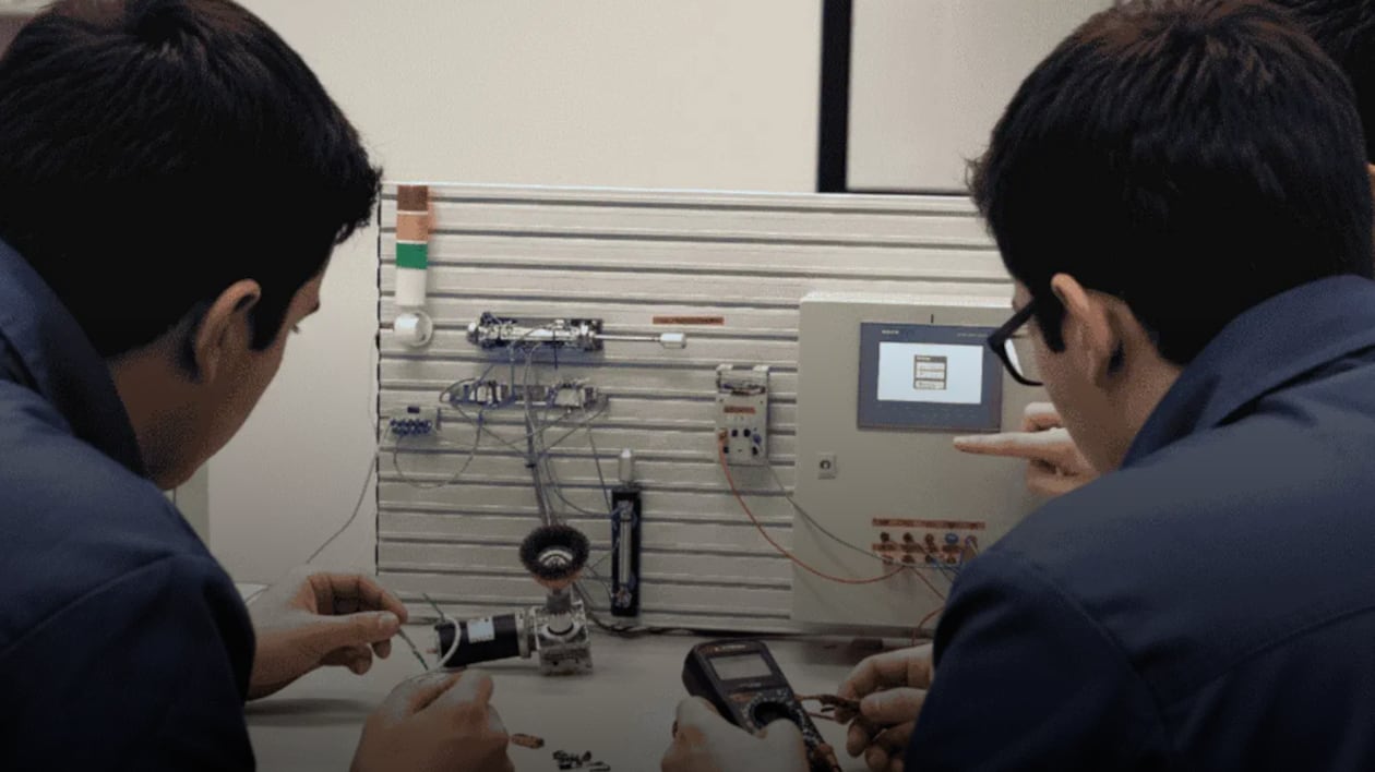 El laboratorio híbrido permitió operar equipos en otro país con controladores y sistemas de automatización industrial