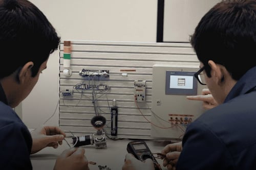 Crea Tec León laboratorio híbrido que conecta México y Chile para automatización industrial