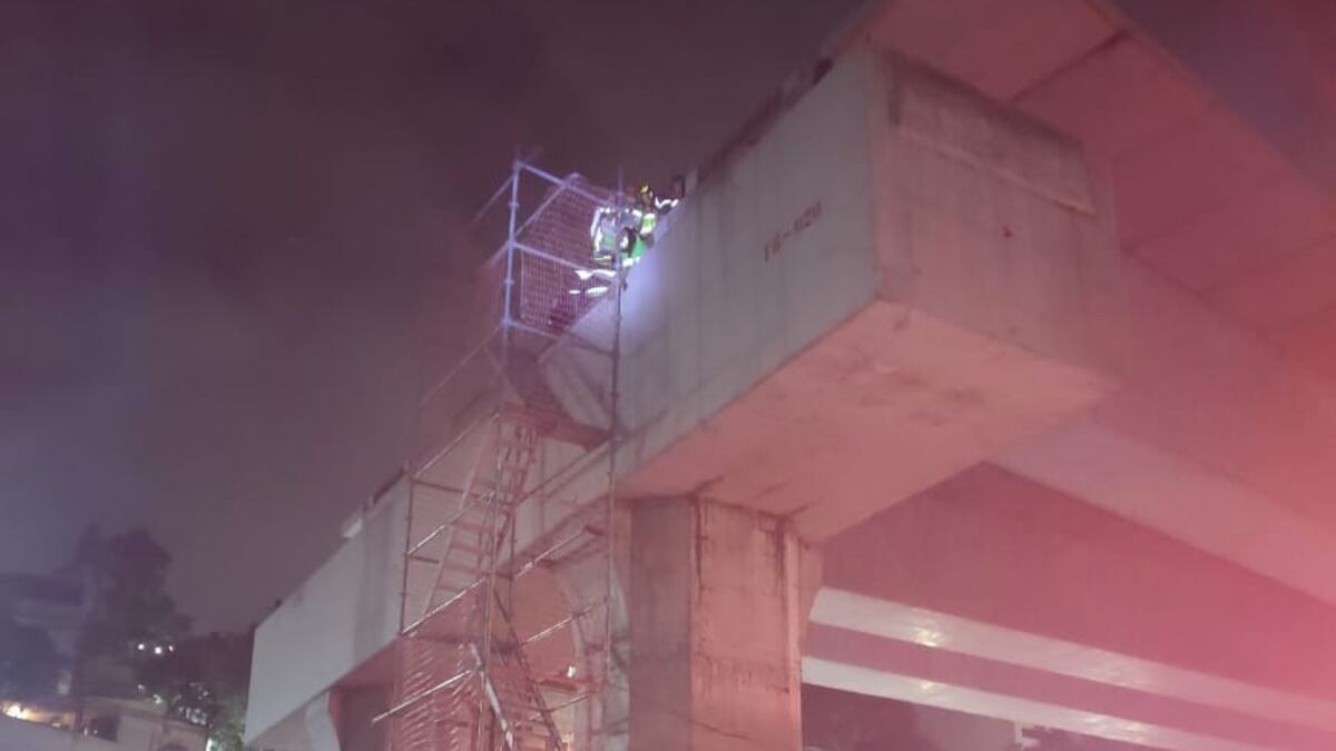 Los trabajadores realizaban trabajos de soldadura en una trabe. (Especial)