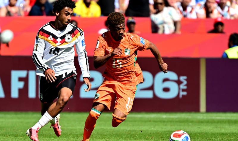Nathaniel Brown de Germany (I) y Amad Diallo de Costa de Marfil (D) y quien le hizo el gol del triunfo al Ecuador, pelean una pelota en tierras canadienses.