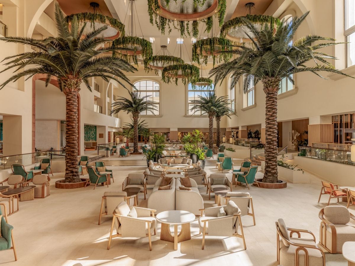Los espacios renovados del resort incorporan materiales cálidos y detalles inspirados en el paisaje natural del Caribe mexicano