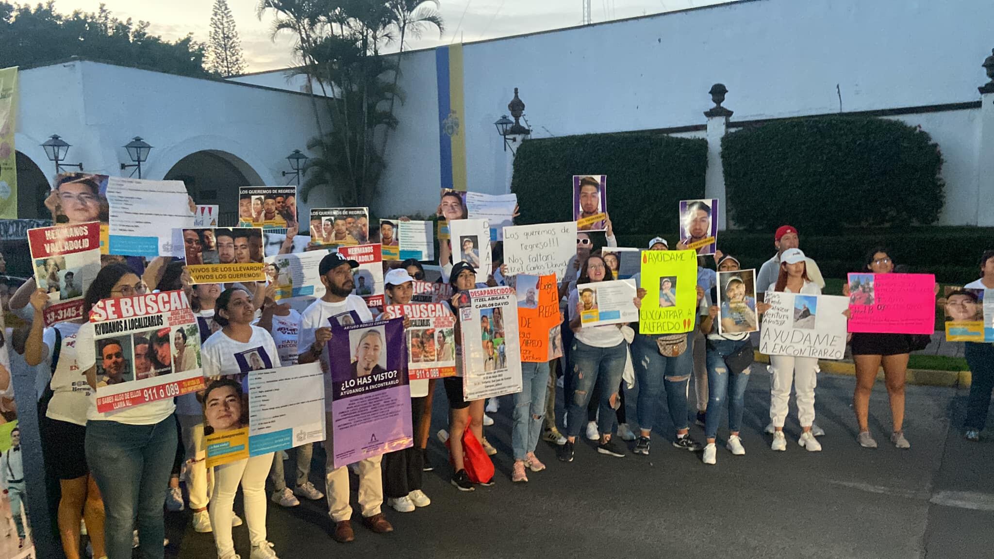 Itzel Abigail y Carlos David Valladolid Hernández, Arturo Robles Corona, Carlos Benjamín García Cuevas y Jesús Alfredo Salazar Ventura, y ahora Mayra Velázquez Durán y Jorge son los jóvenes desaparecidos.