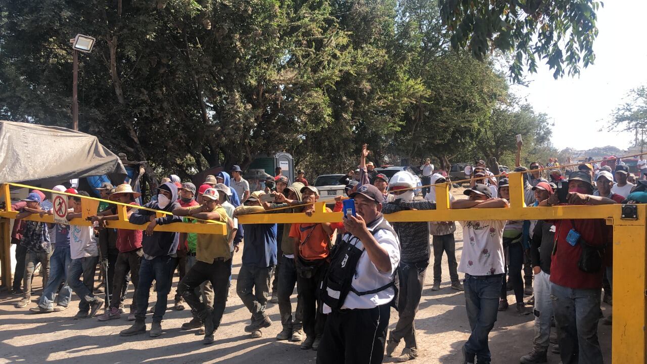 Aunque las autoridades federales colocaron lonas de clausura, los pepenadores llegaron y las retiraron, violando la ley.