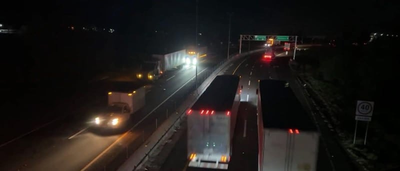 Mueven tractocamiones en los caminos de Guanajuato tras paro nacional campesino