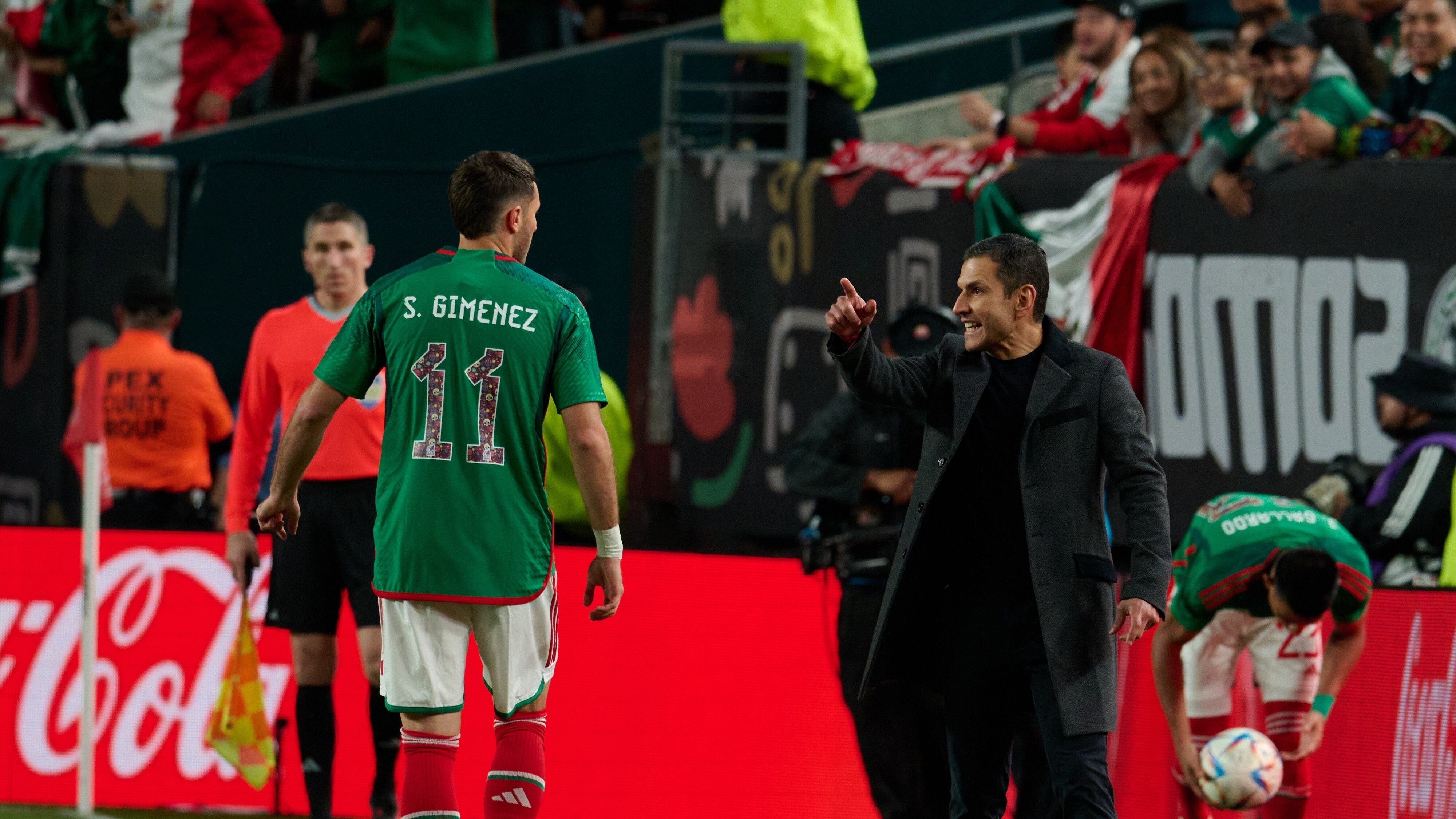 Santiago Gimenez and Jaime Lozano head coach of Mexico during the game Mexican National Team (Mexico) vs Germany, the friendly preparation, at Lincoln Financial Field Stadium, on October 17, 2023.
<br><br>
Santiago Gimenez y Jaime Lozano Director Tecnico de Mexico durante el partido Seleccion Mexicana (Mexico) vs Alemania, amistoso de preparacion en el Lincoln Financial Field Stadium, el 17 de Octubre de 2023.