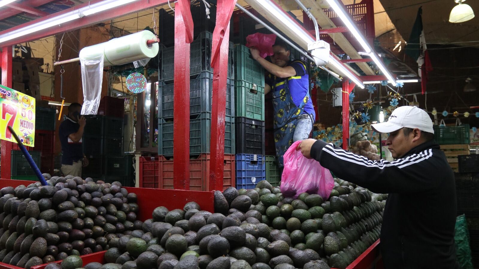 Comida cada vez más cara: aguacate, cebolla, chiles, y limón muestran alzas de hasta 93%; la canasta básica cuesta más de mil 700 pesos.