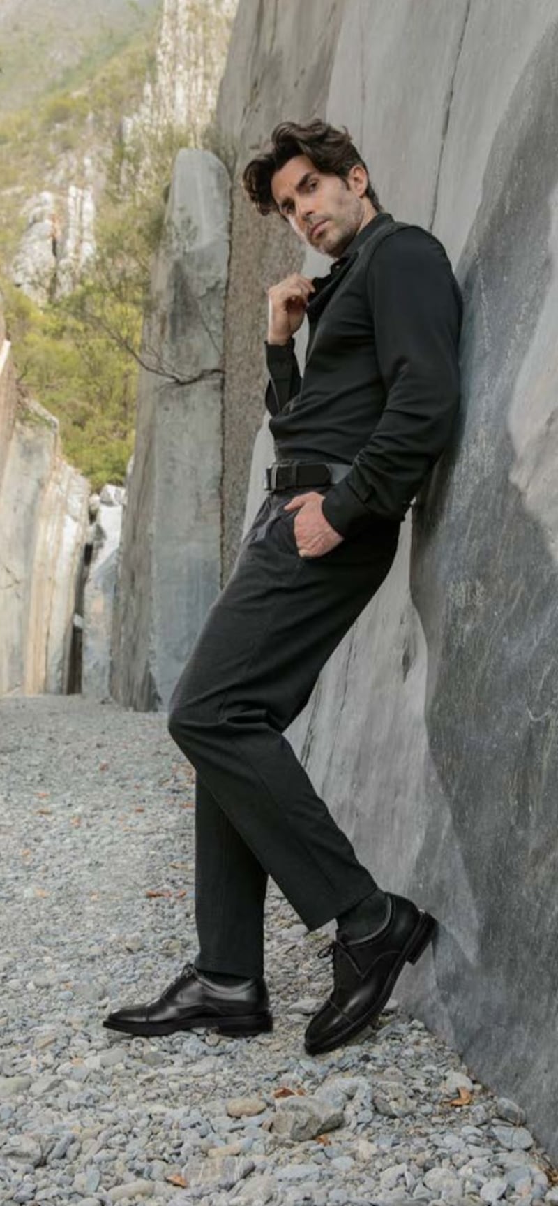 Destacan piezas versátiles y atemporales como gafas, ropa deportiva de alto rendimiento, calzado en piel trabajado artesanalmente y tenis en tonos cálidos que conquistan el invierno con estilo