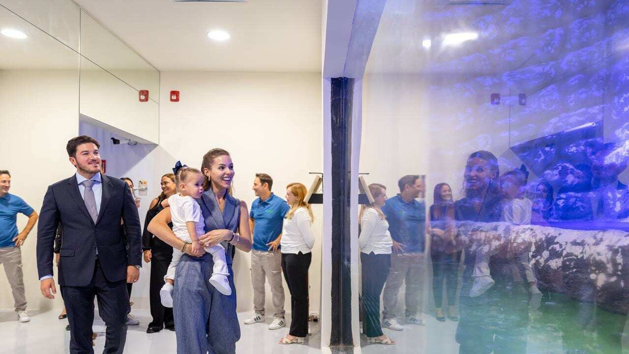 El gobernador Samuel García recorrió Sealand en familia.