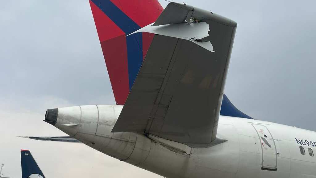 Así quedó parte del fuselaje del avión luego del impacto.