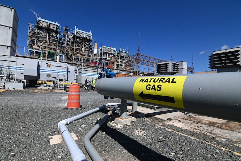 La gobernadora Jennifer Gonzalez , inspecciona la conversion de combustibles a gas natural. Planta de Palo Seco,