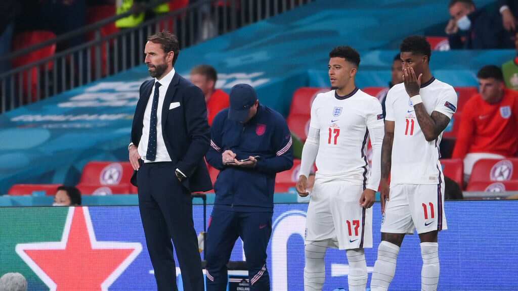 Policía abre investigación por insultos racistas contra futbolistas ingleses