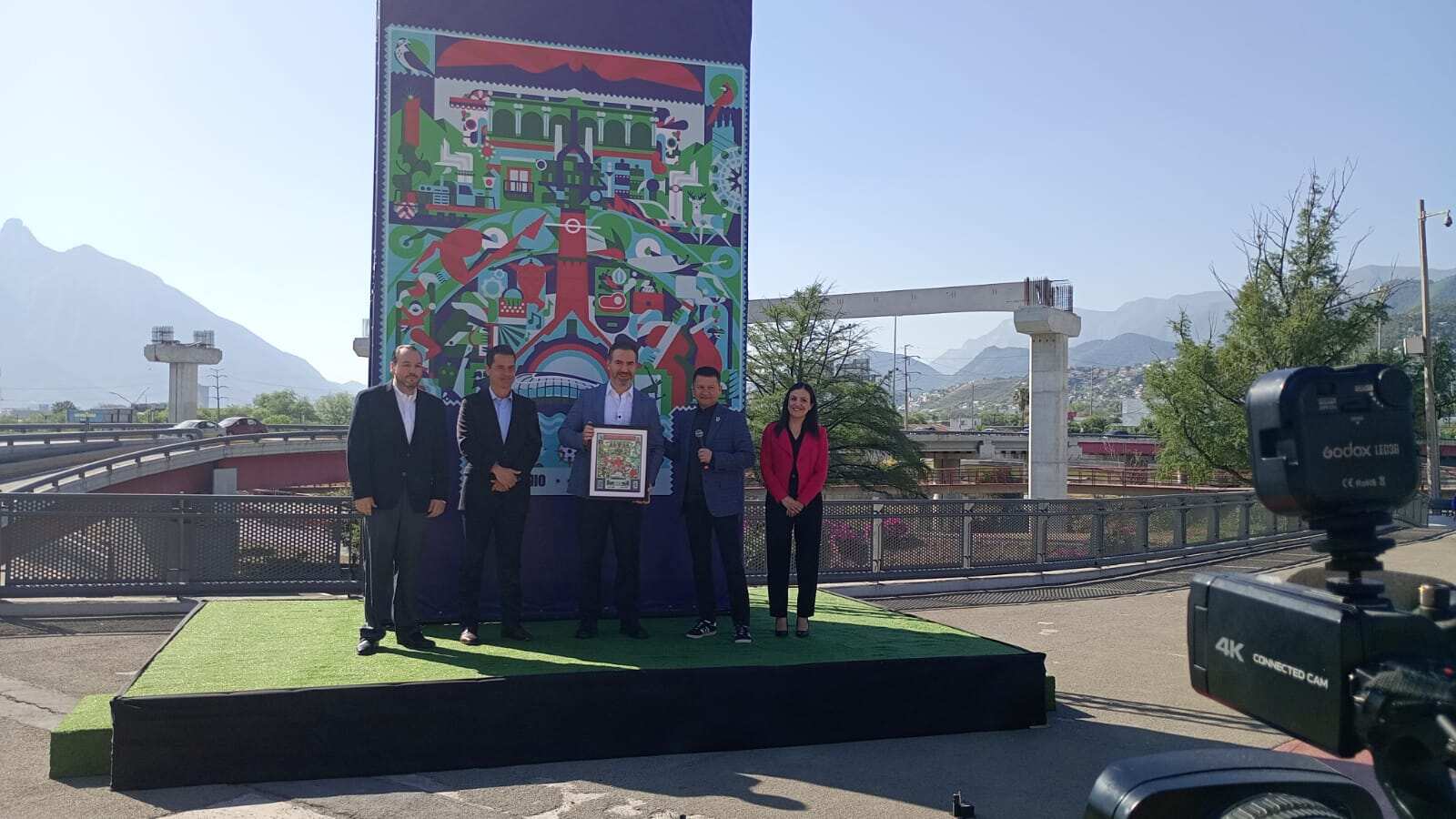 El alcalde de Monterrey presentó el póster oficial de la ciudad para el Mundial 2026.