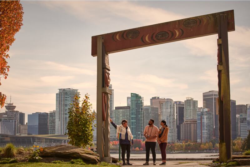 En dicho destino la naturaleza se combina con una escena culinaria de clase mundial. Desde paseos por el histórico Gastown hasta una aventura gastronómica con la Guía Michelin, Vancouver te espera con una amplia gama de actividades para disfrutar durante todo el año