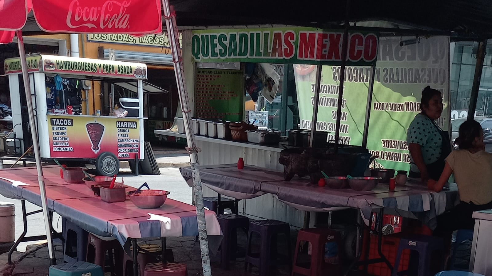 Algunos puestos de comida no tenían clientes por el excesivo calor.