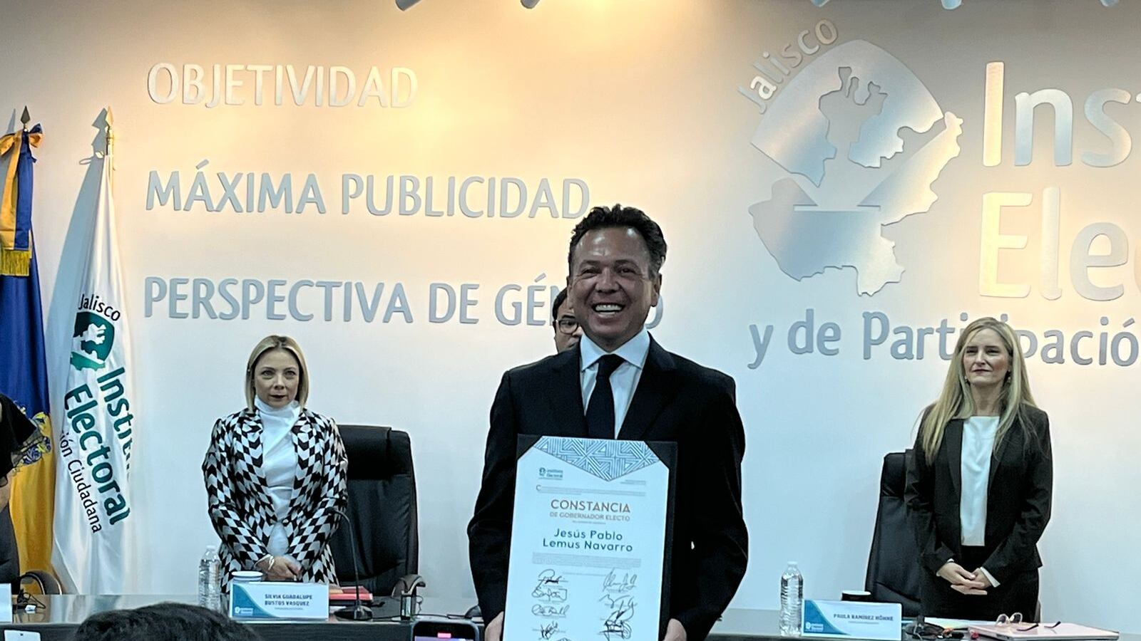 Luego de que diferentes instancias y tribunales electorales ratificaron a Pablo Lemus Navarro, como gobernador electo de Jalisco, el Instituto Electoral y de Participación Ciudadana de Jalisco (IEPC) entregó su constancia.