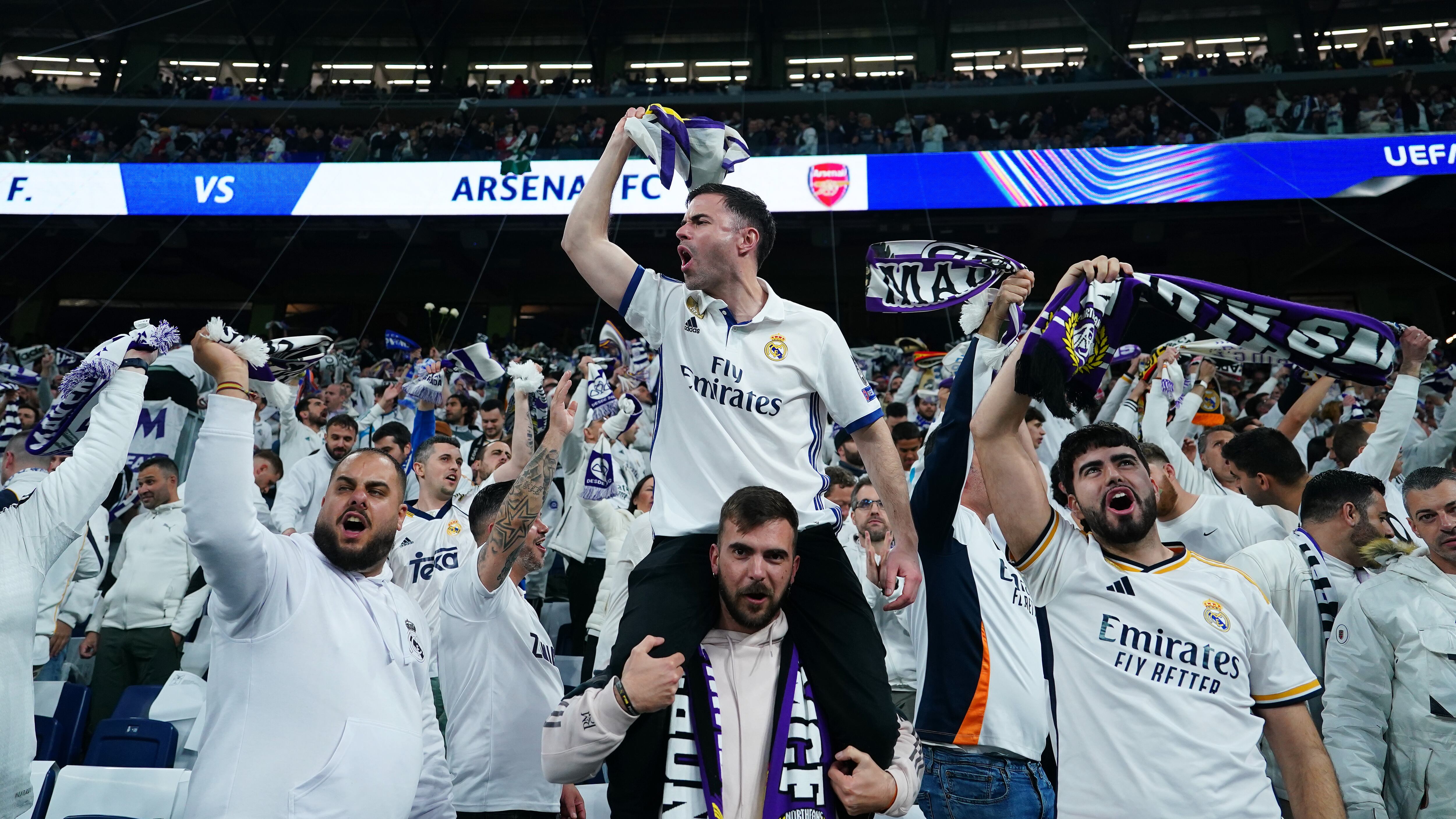 Recibimiento de aficionados al Real Madrid