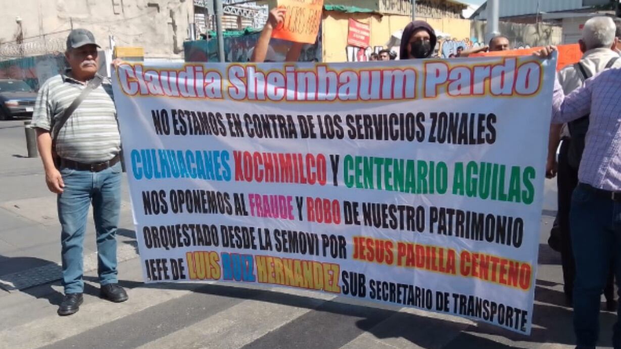 Transportistas bloquean Eje Central.