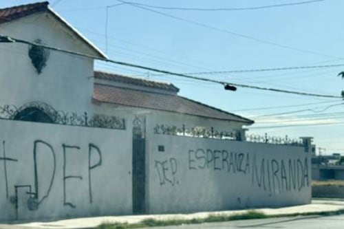 Vandalizan casa de Javier Corral en Ciudad Juárez; dejan pintas y arreglo funerario