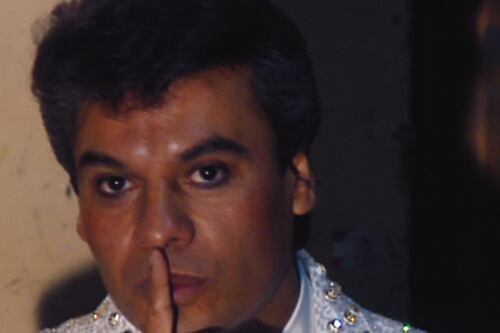 Video: Juan Gabriel sigue vivo y festejó su cumpleaños con rosas amarillas y mariachi, revela Joaquín Muñoz