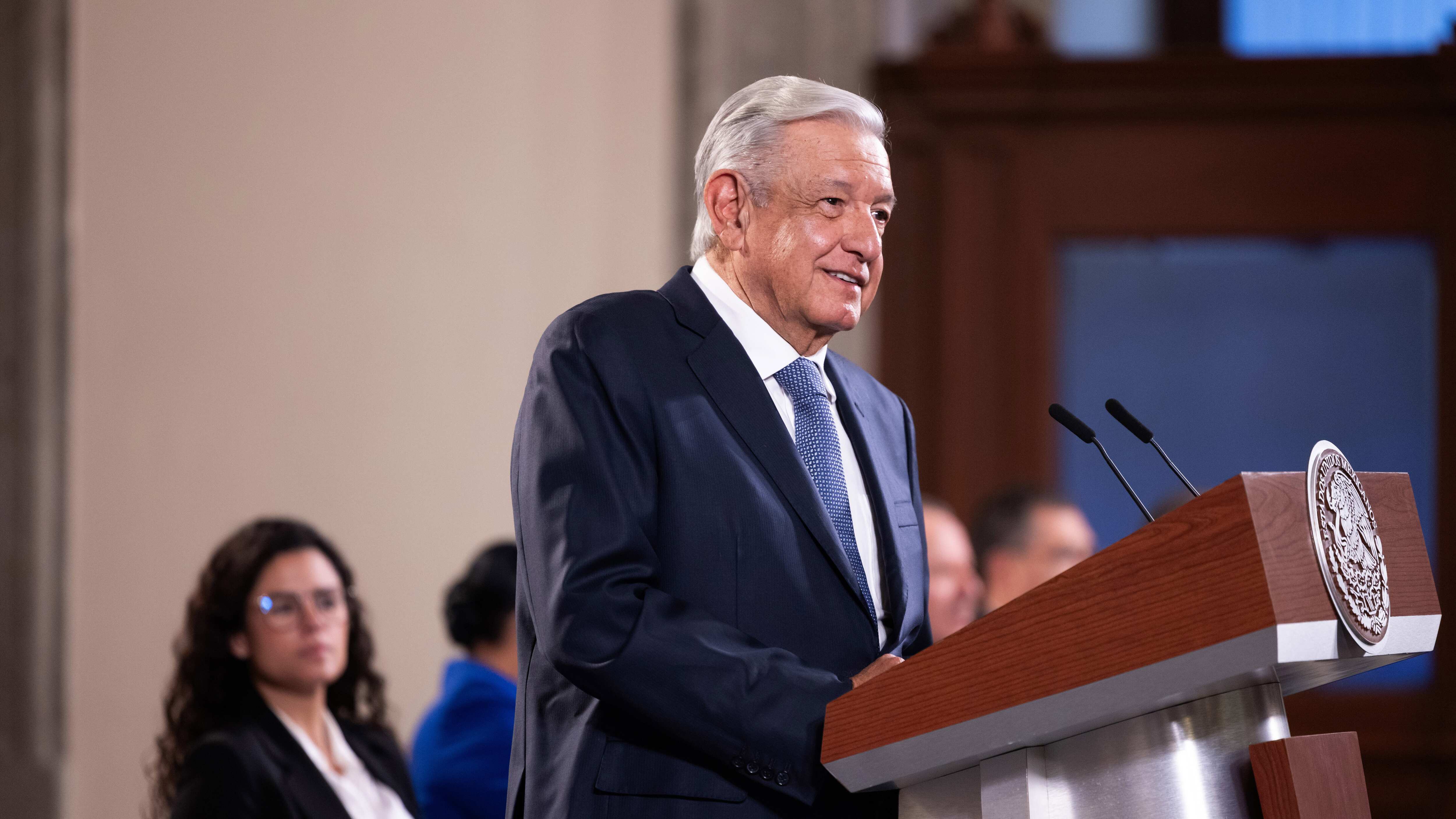 Cuauhtémoc, Ciudad de México, México, 8 de agosto de 2023.
Andrés Manuel López Obrador, presidente Constitucional de los Estados Unidos Mexicanos en conferencia de prensa matutina en el Salón Tesorería de Palacio Nacional. Luisa María Alcalde Luján, secretaria de Gobernación; Rosa Icela Rodríguez Velázquez, secretaria de Seguridad y Protección Ciudadana; Luis Cresencio Sandoval González, secretario de la Defensa Nacional; José Rafael Ojeda, secretario de Marina; Luis Rodríguez Bucio, subsecretario de Seguridad Pública de la Secretaría de Seguridad y Protección Ciudadana y David Córdova Campos, comandante de la Guardia Nacional.
Foto: Presidencia