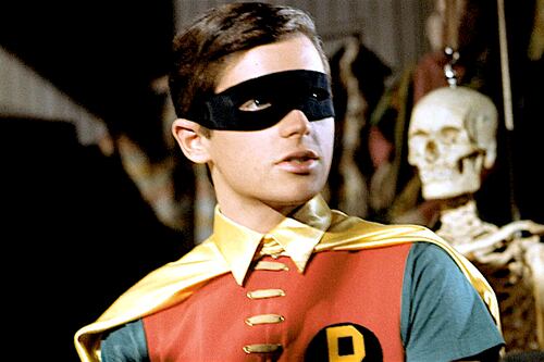 Así luce hoy Burt Ward, el actor que hizo a Robin en la serie de Batman de 1966