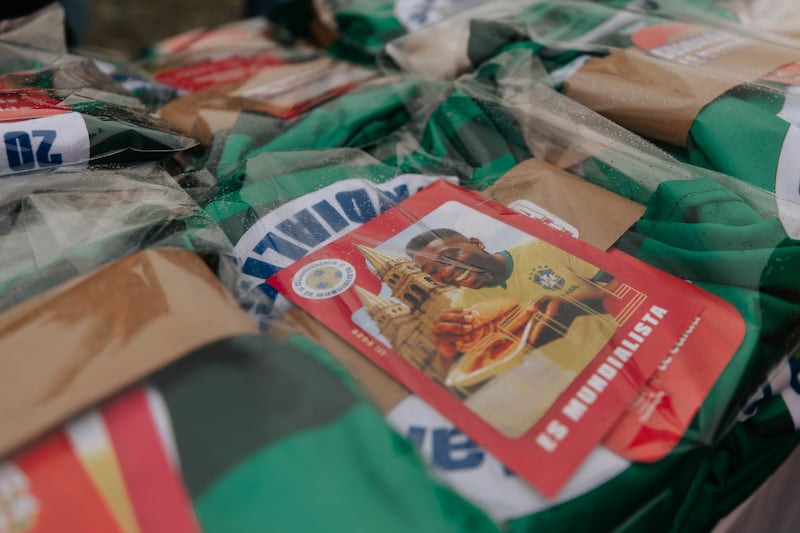 Los kits entregados a los taxistas incluyen una playera conmemorativa, calcomanía, carta institucional y un código QR de acceso a Guadalajara App. CORTESÍA