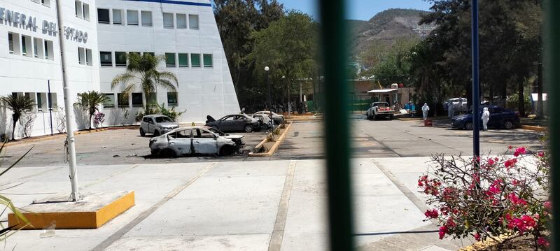 Vehiculos dañados por normalistas
