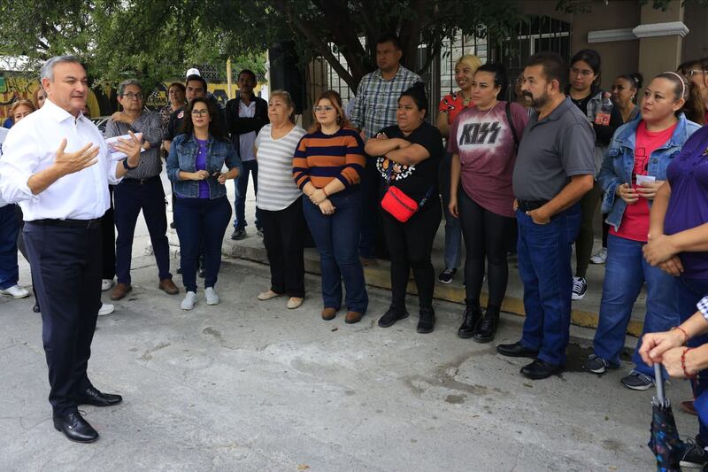 En el encuentro con vecinos de la Azteca, el edil se comprometió a regresar para ver avances.