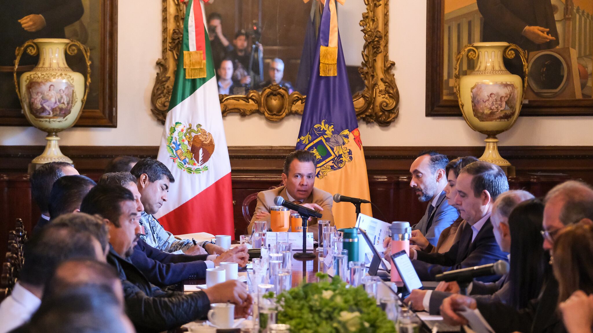 En sesión de la Comisión Ejecutiva del Área Metropolitana de Guadalajara (AMG), autoridades estatales y municipales acordaron intensificar operativos de patrullaje y vigilancia para enfrentar el robo de vehículos, uno de los delitos patrimoniales más recurrentes en zonas cercanas al primer cuadro de la ciudad.