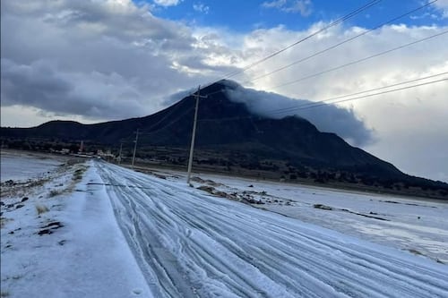 ¿Cae nieve en el Valle de México? Tormenta pinta de blanco a Teotihuacán y causa alerta