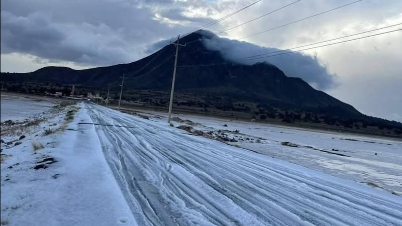 ¿Cae nieve en el Valle de México? Tormenta pinta de blanco a Teotihuacán y causa alerta
