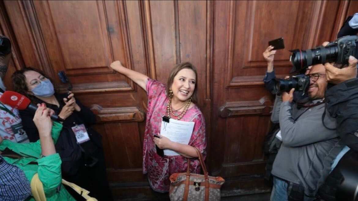 La senadora llegó pero no le abrieron la puerta de la calle de Moneda.