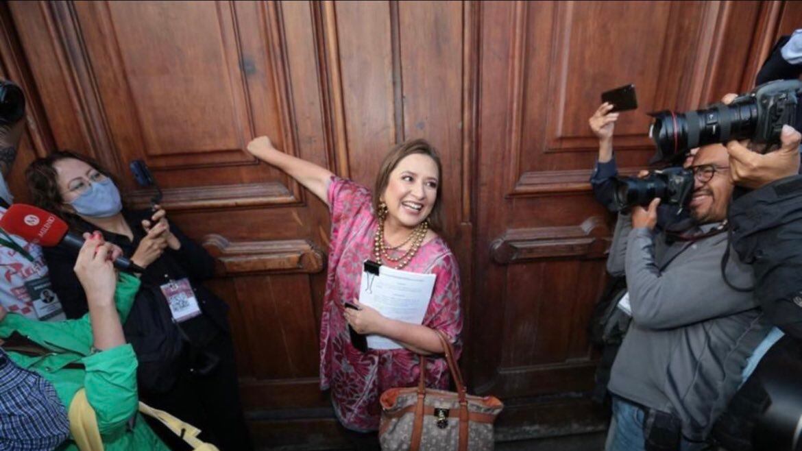 La senadora llegó pero no le abrieron la puerta de la calle de Moneda.