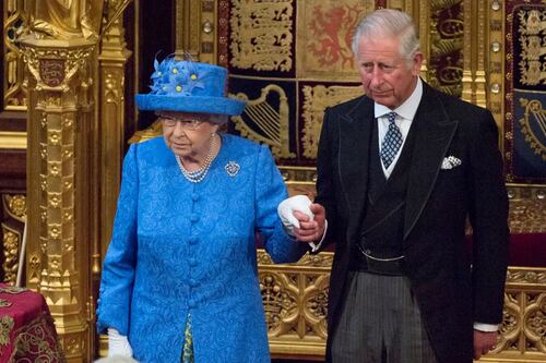 Carlos III asciende al trono a los 76 años, es el monarca con más edad en asumir un reinado