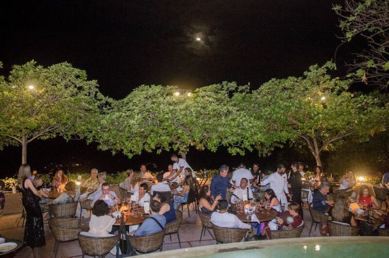 Eduardo Palazuelos organizó una cena única en el prestigiosos establecimiento acapulqueño