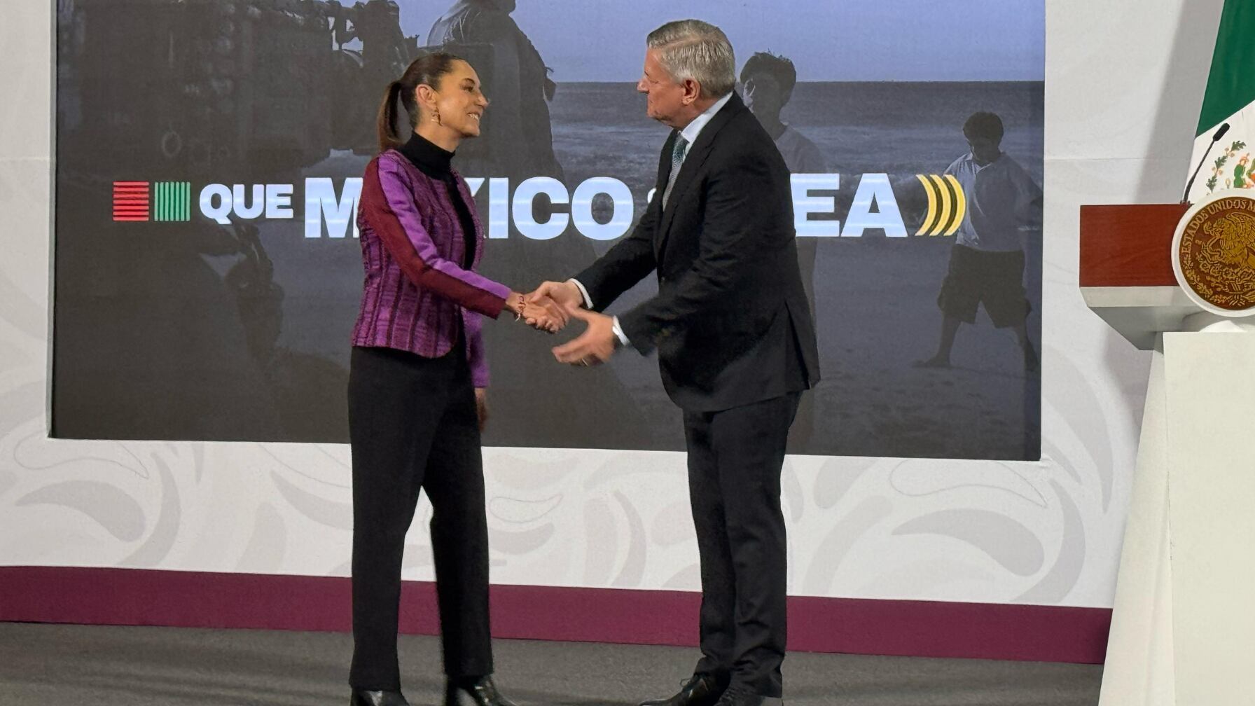 La presidenta Claudia Sheinbaum agradeció al CEO de Netflix en Palacio Nacional.