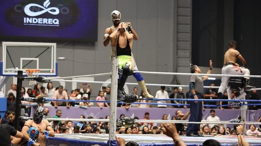 INDEREQ reúne a más de cuatro mil asistentes en función de lucha libre del Día de Reyes