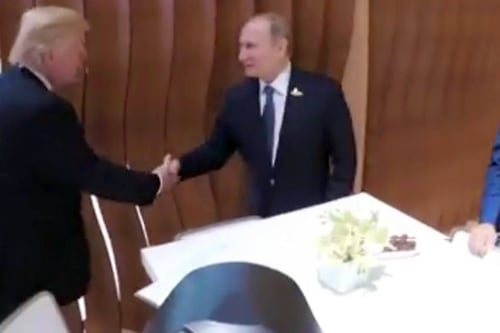 El apretón de manos más esperado: Donald Trump saluda a Vladimir Putin