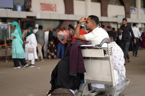 Cierre de aeropuertos por la guerra contra Irán deja varados a 1.5 millones de pasajeros