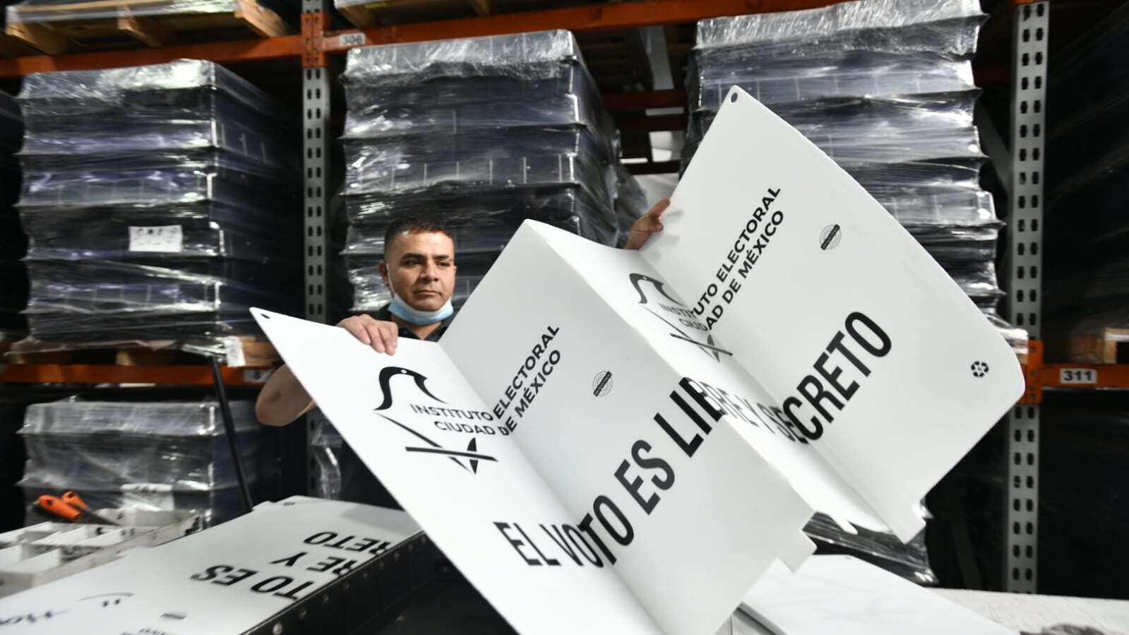 Porta urnas plegable diseñado por el IECM.